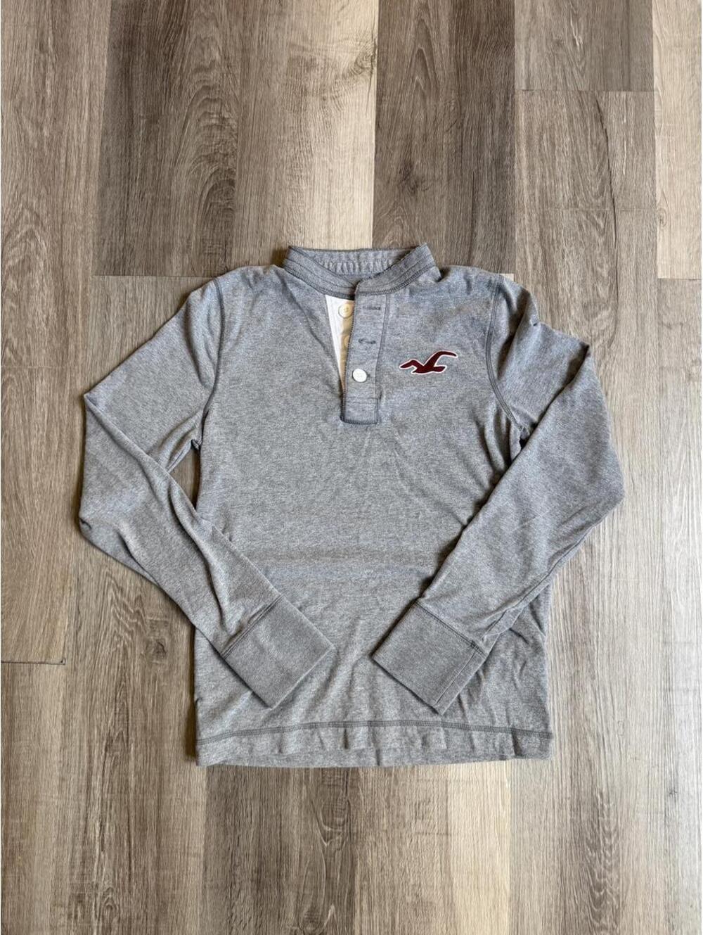 Gray Hollister Co. quarter button up long sleeve shirt in a M #preppy